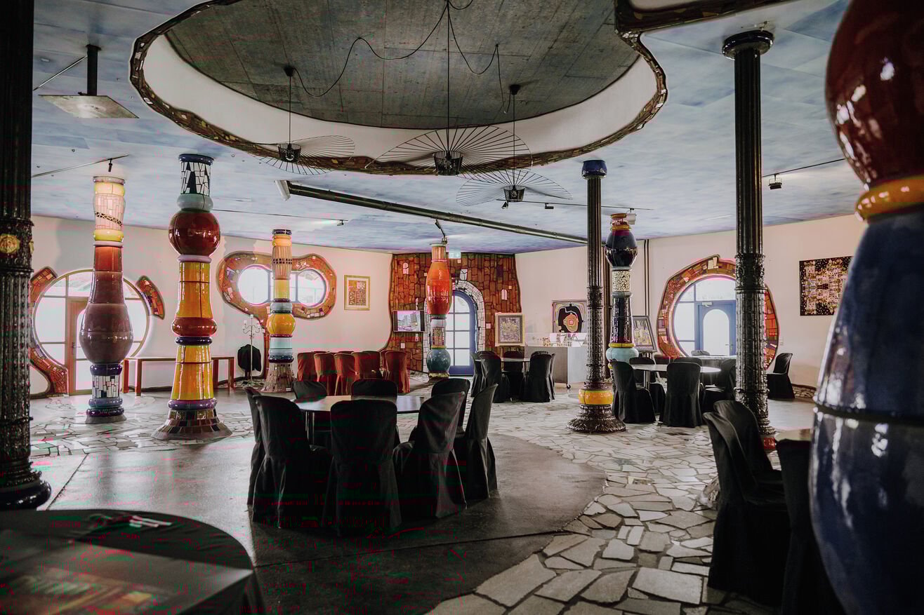 Markthalle Altenrhein ist bekannt für ihre Hundertwasser-Architektur.