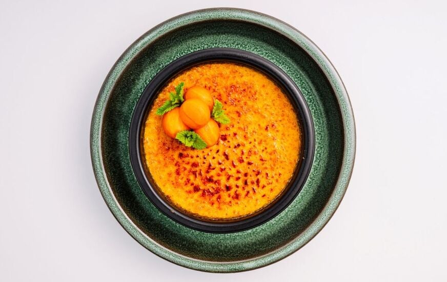 Safran-Karotten-Crème-brûlée mit Karottenperlen