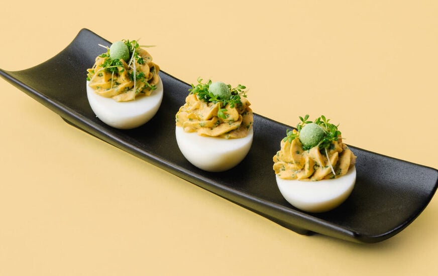 Gefüllte Eier mit Kräutersalat