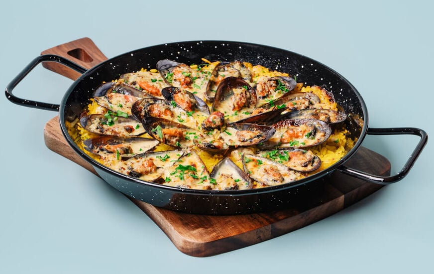 Miesmuscheln gebacken mit Safranreis an Senf-Petersiliensauce