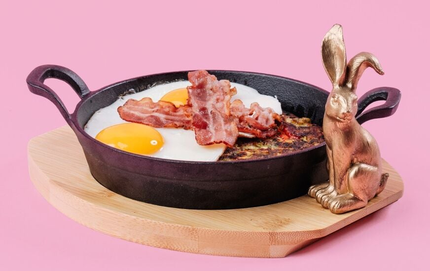 Spiegelei auf Rösti und Speck