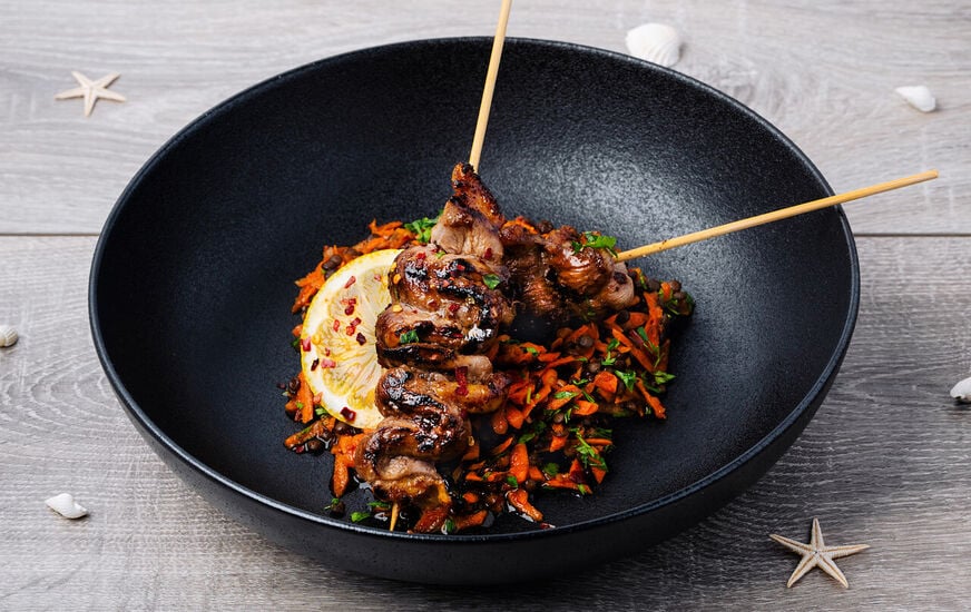 Entenspiessli auf Belugalinsen-Karottensalat