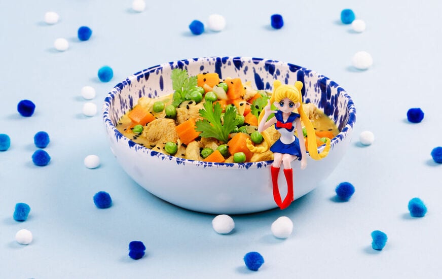 Kokossuppe mit Poulet und Erbsen