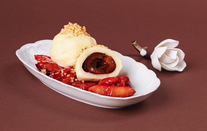 Zwetschgenknödel mit Bröseln auf Zwetschgenkompott