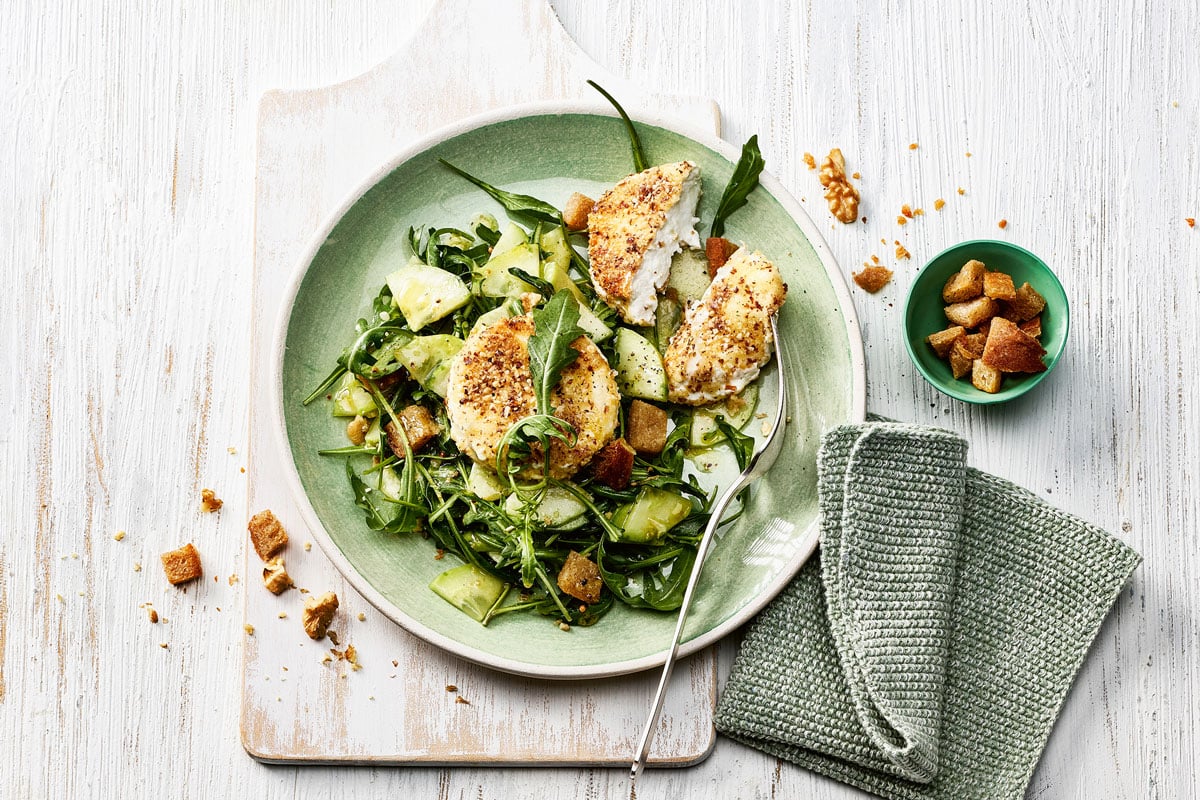 Gurken-Kräuter-Salat mit Ziegenfrischkäse