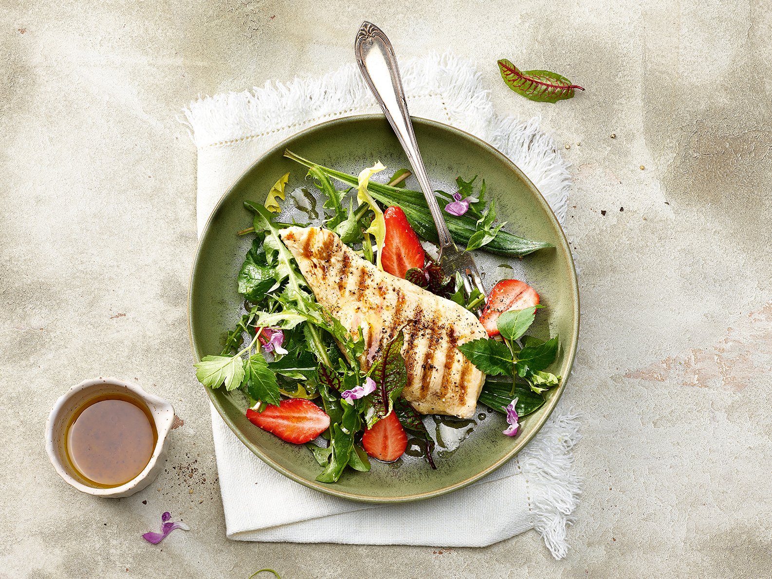 Wildkräuter-Erdbeer-Salat mit grilliertem Poulet