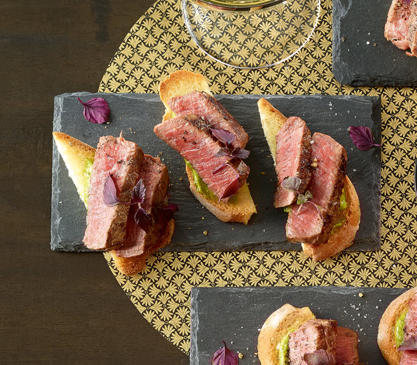 Kleine Rindsfilet-Toasts mit Salsa verde